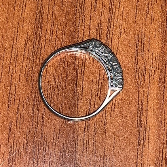 Platinum Ring with Diamonds - Picture 4 of 9